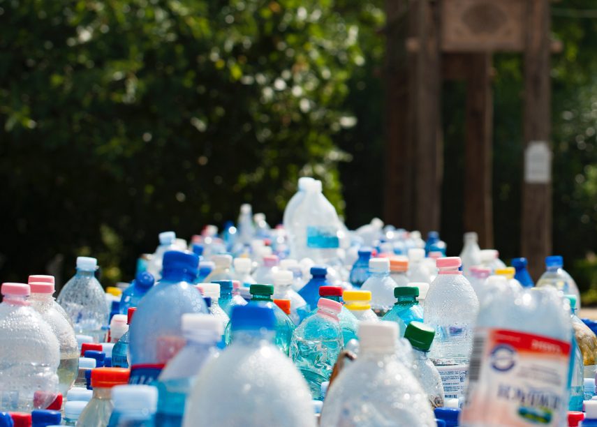 Een verzameling van plastic flessen