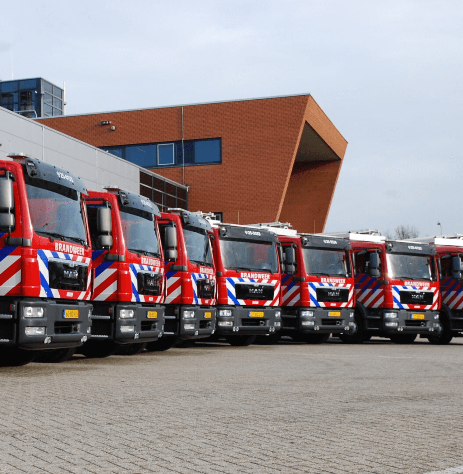 Brandweerauto's op een rijtje op een parkeerplaats