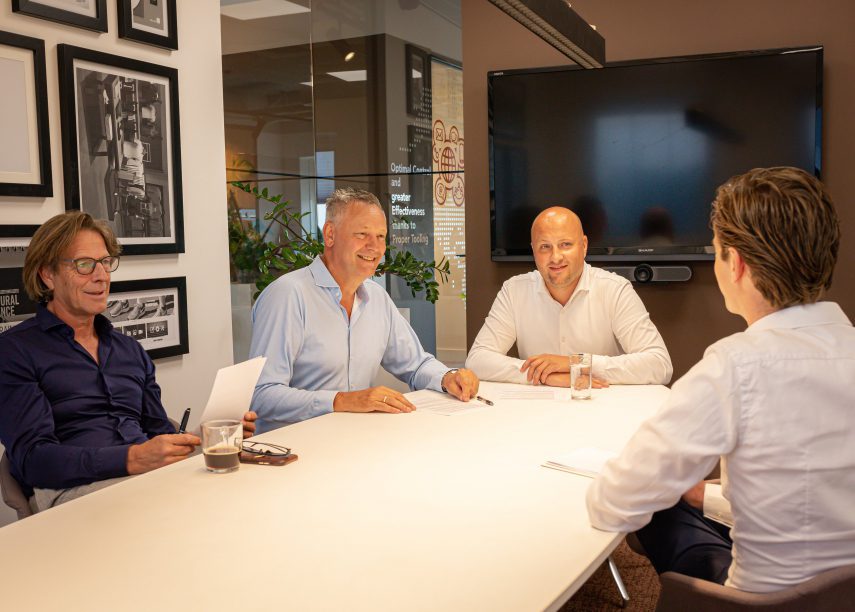Erwin Scholten van Agteren, Ruud Koetsier en Maarten Ongering in een vergaderruimte aan tafel