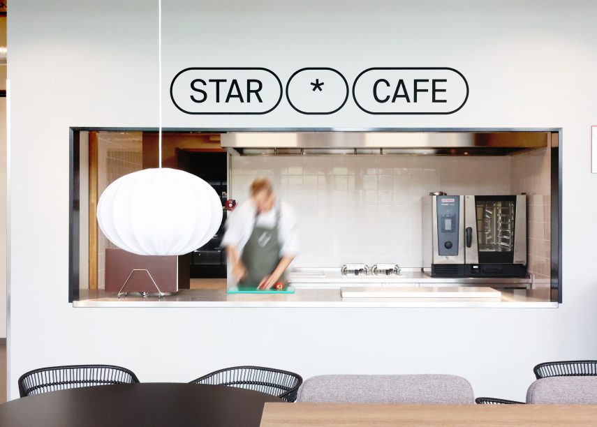 Kantine bij HvA/UvA met de tekst "star cafe"