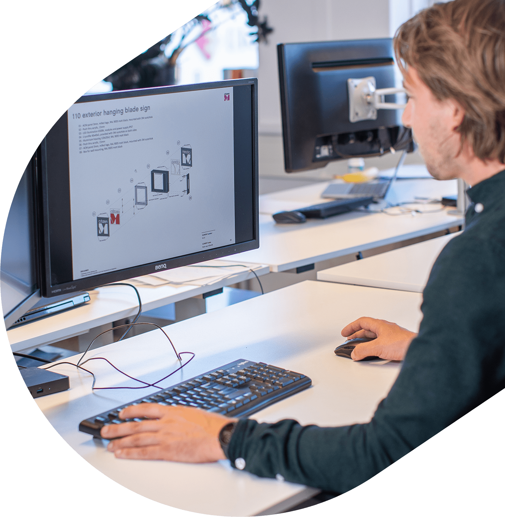 RGN medewerker bezig op een computer met het ontwerpen van de signing van CitizenM