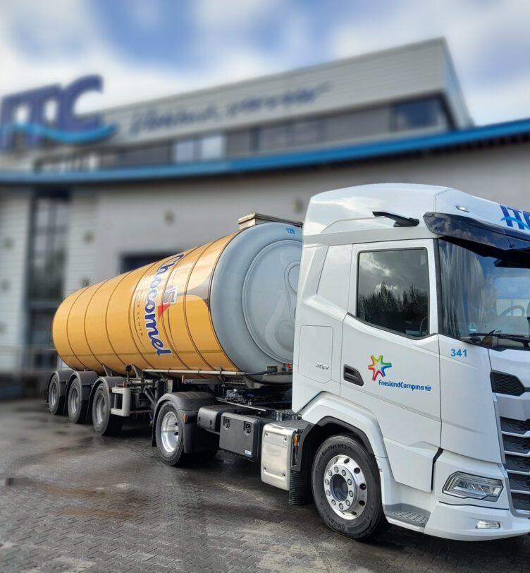 FrieslandCampina tankoplegger omgetoverd tot Chocomel-blikje