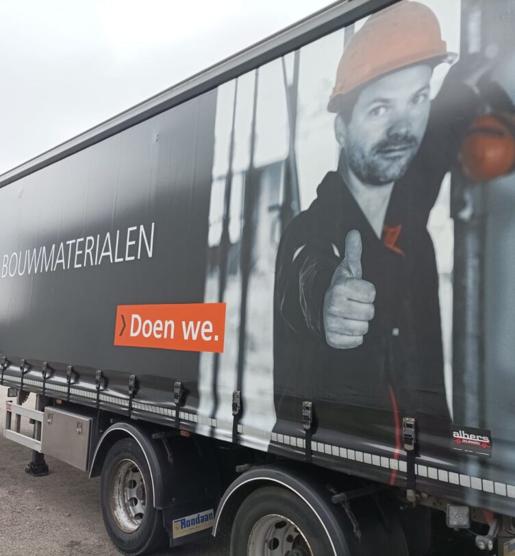 Vrachtwagen van BMN Bouwmaterialen die onderdeel is van de rebranding van het wagenpark en in de huisstijl van BMN is